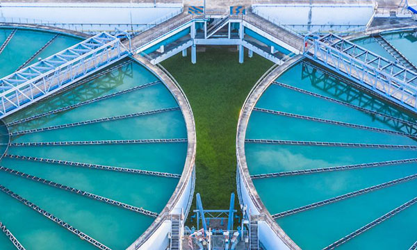 Une usine de traitement des eaux
